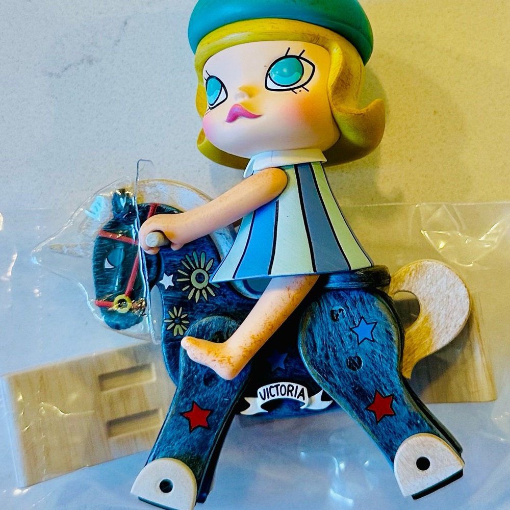 MOLLY 8th Anniversary Statue